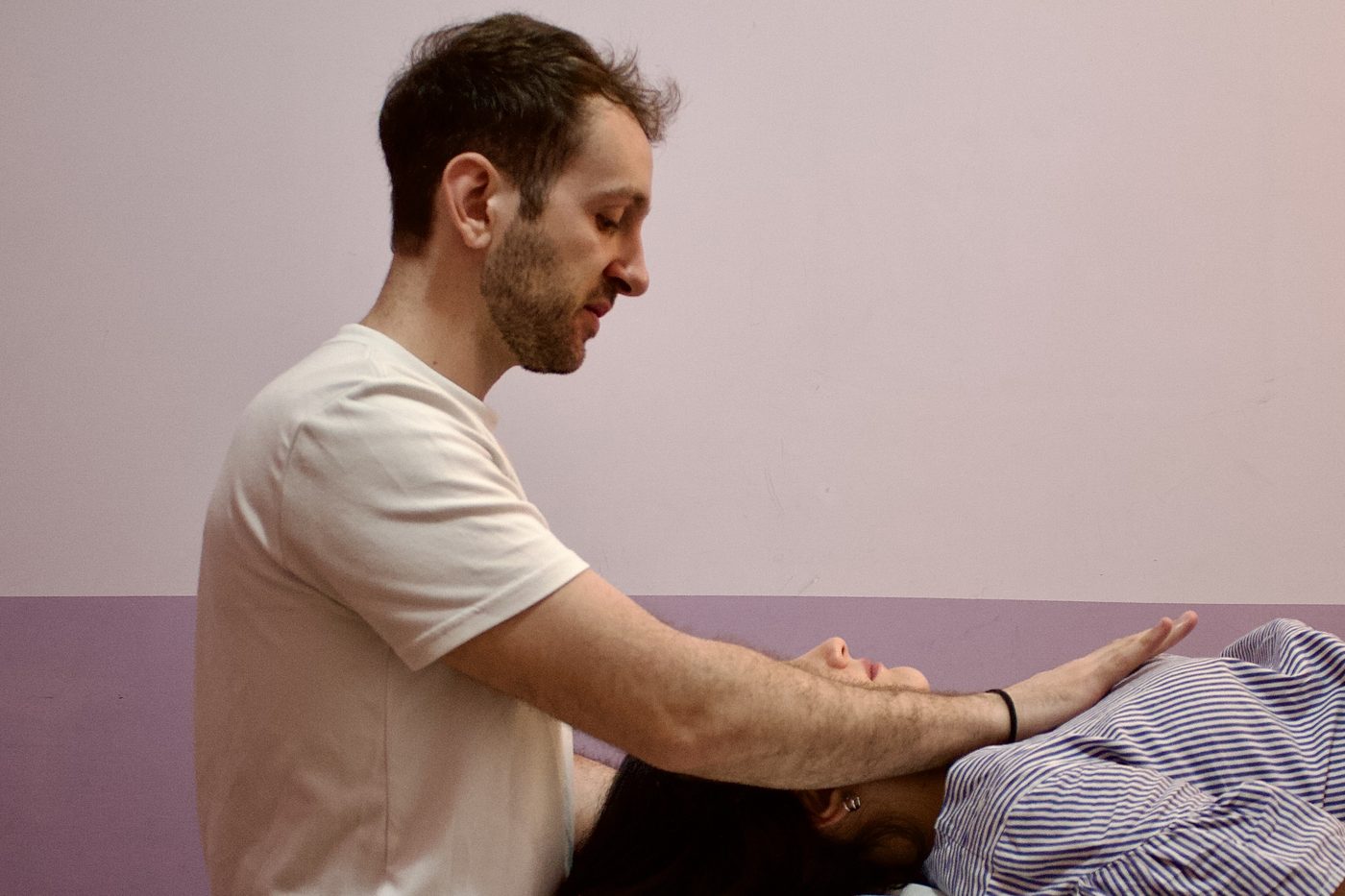 Edoardo Paga durante un trattamento manuale