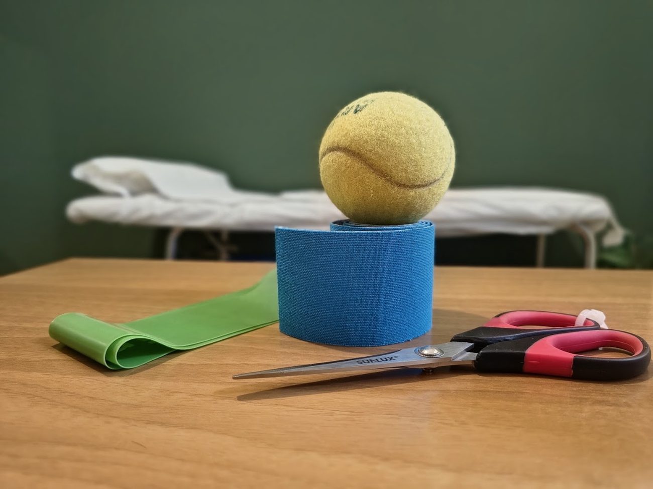Elastici, nastro e pallina: gli attrezzi usati in studio per il lavoro sulla schiena